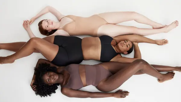 tre damer som poserer i undertøy fra Lindex