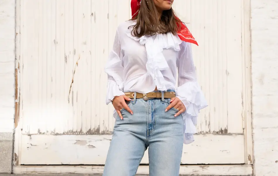 Jente med rødt hårtørkle, hvit skjorte og jeans