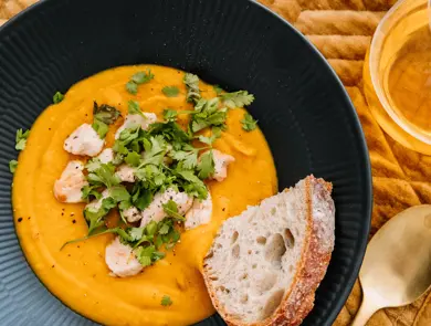 Gresskarsuppe i skål på bord