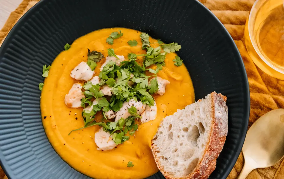 Gresskarsuppe i skål på bord