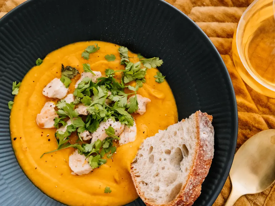 Gresskarsuppe i skål på bord