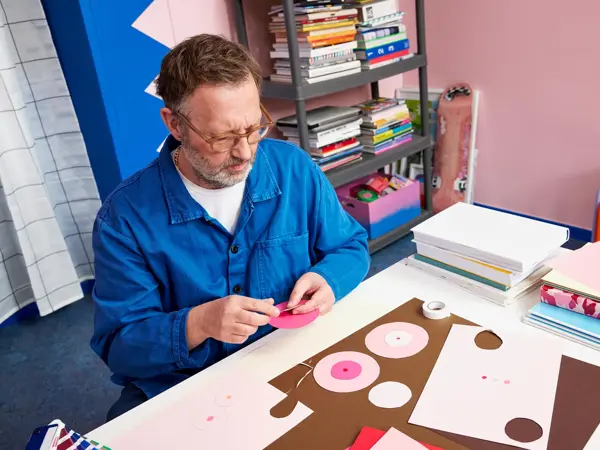 mann, designeren, sitter i sitt kreative verksted