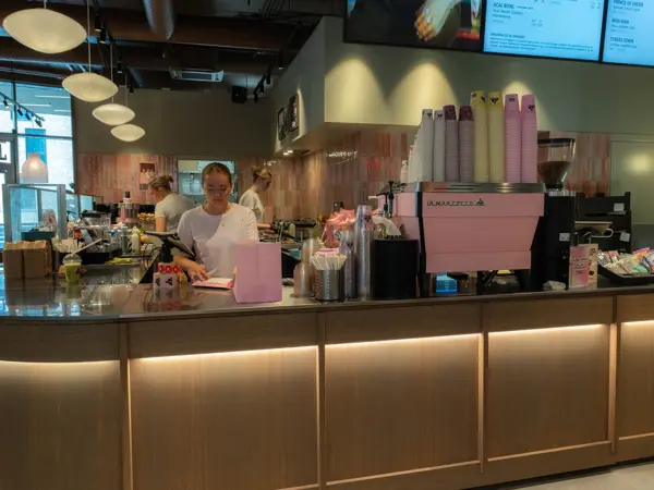 Person som jobber på Joe & Juice bak en disk