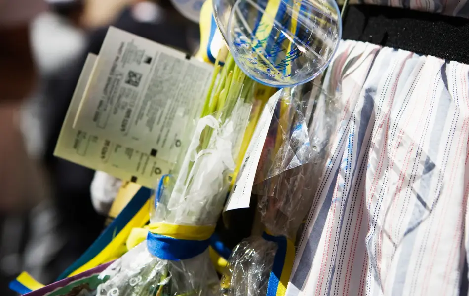 Glass og blomster rundt halsen til en student