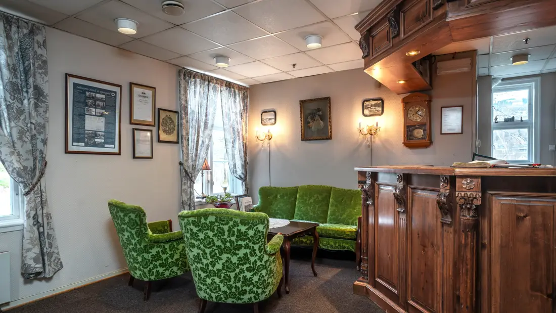 Resepsjon med sofa- og sittegruppe ved siden av