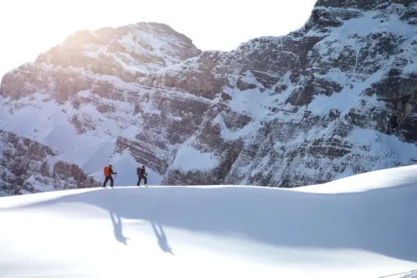 Fjellandskap med masse snø og to skigåere