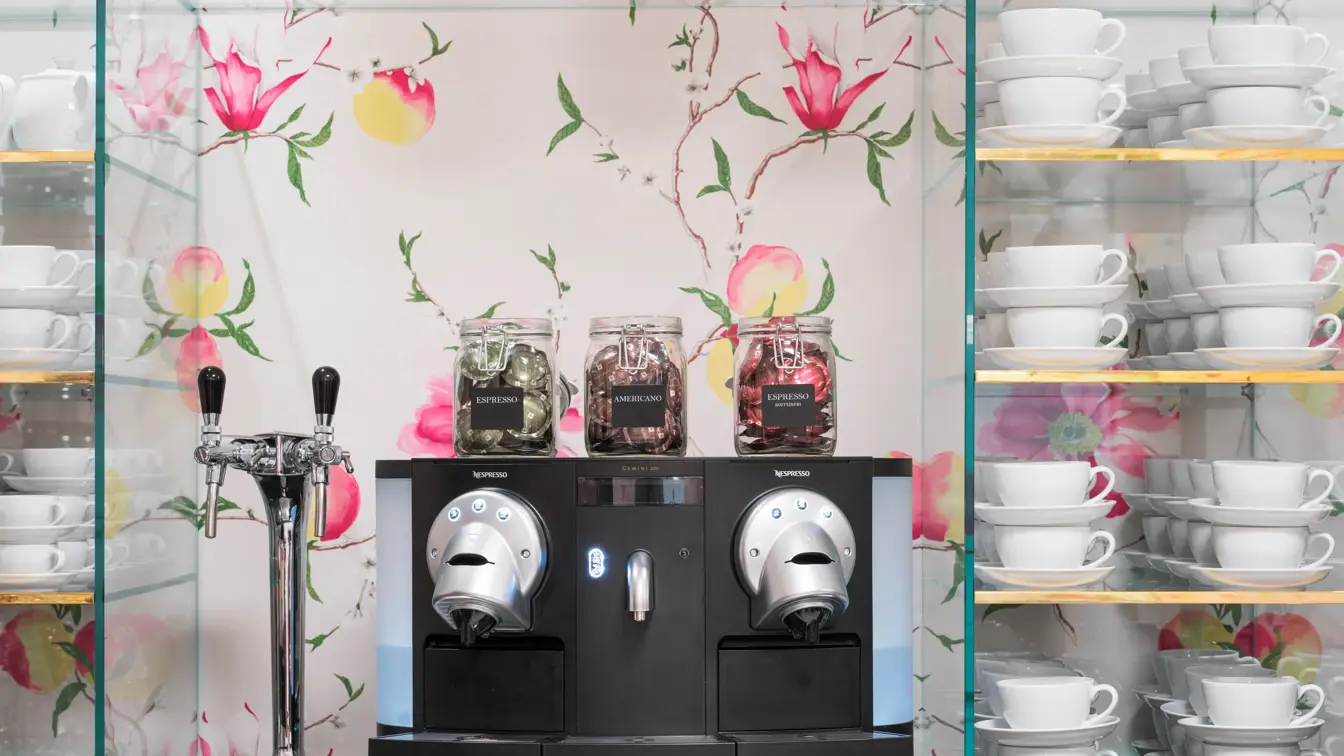 Frokostbuffet med kaffemaskin på Thon Hotel Spectrum i Oslo sentrum