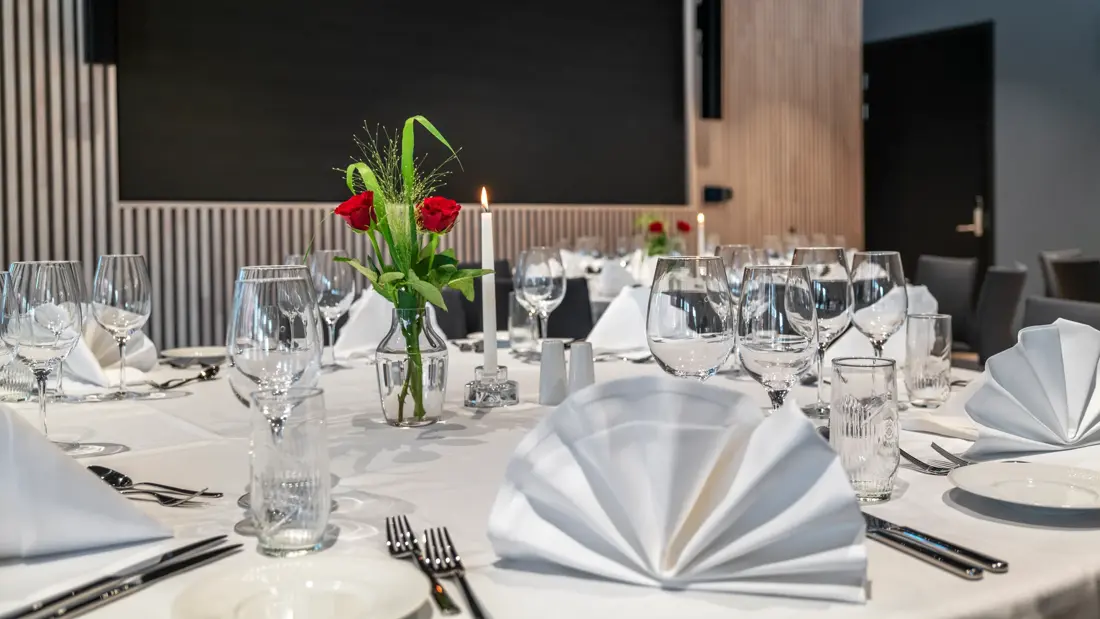 Detalj bilde av dekket bord til selskap.