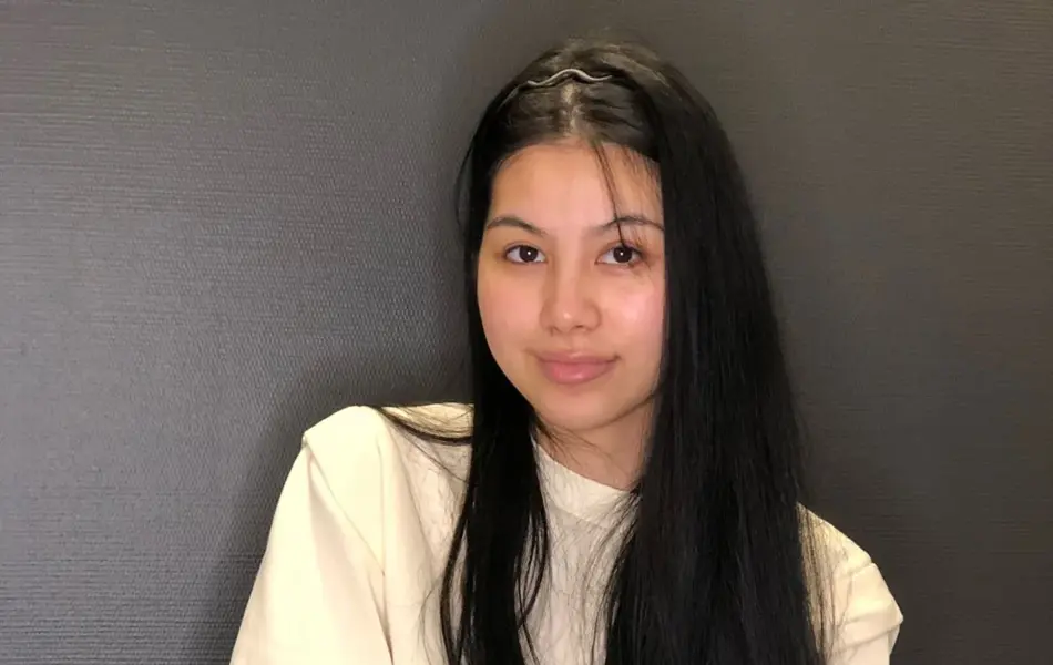 ansatt hos 2 søstre viser frem produkter