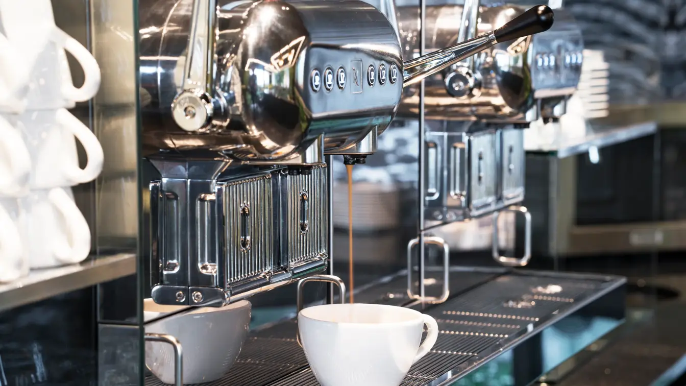 Kaffemaskin med kaffekopp på Thon Hotel Stavanger midt i Stavanger sentrum