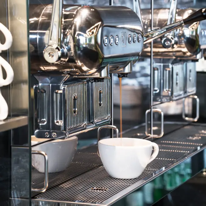 Kaffemaskin med kaffekopp på Thon Hotel Stavanger midt i Stavanger sentrum