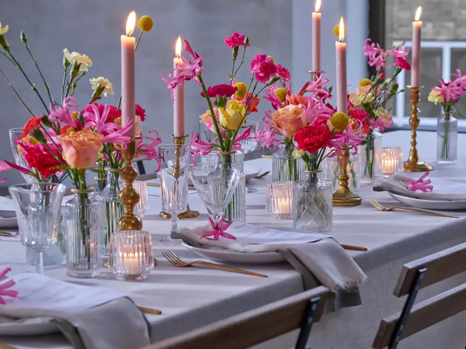Dekorert bord til bryllup med rosa blomster