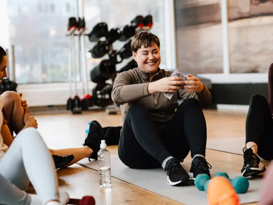 damer som trener på treningssenter