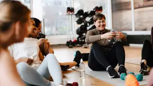 damer som trener på treningssenter