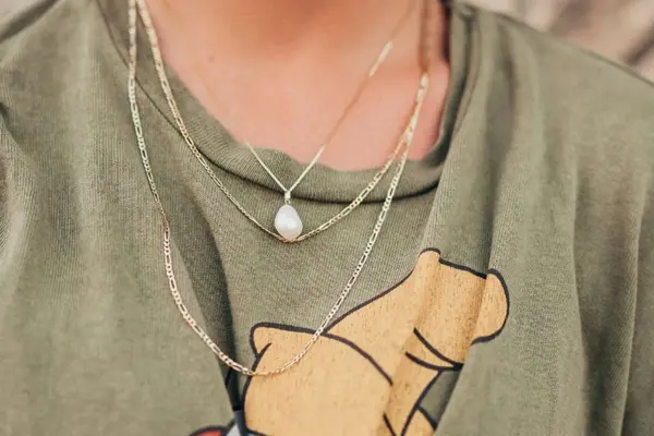 Hals med tre halskjeder