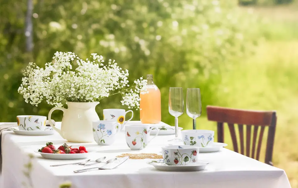 Tildekket bord ute i hagen