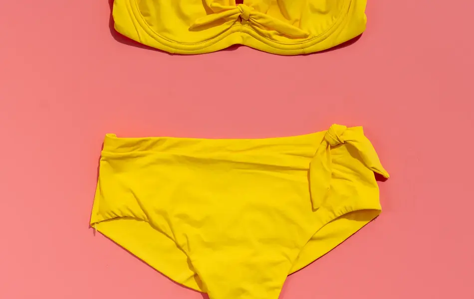 Gul bikini på rosa bakgrunn