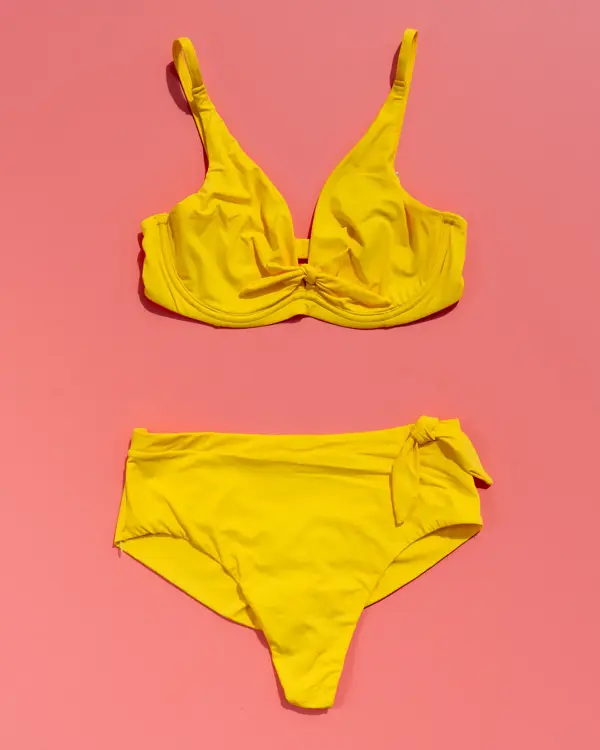 Gul bikini på rosa bakgrunn