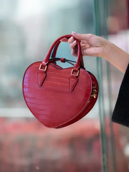Hjerteformet rød håndveske