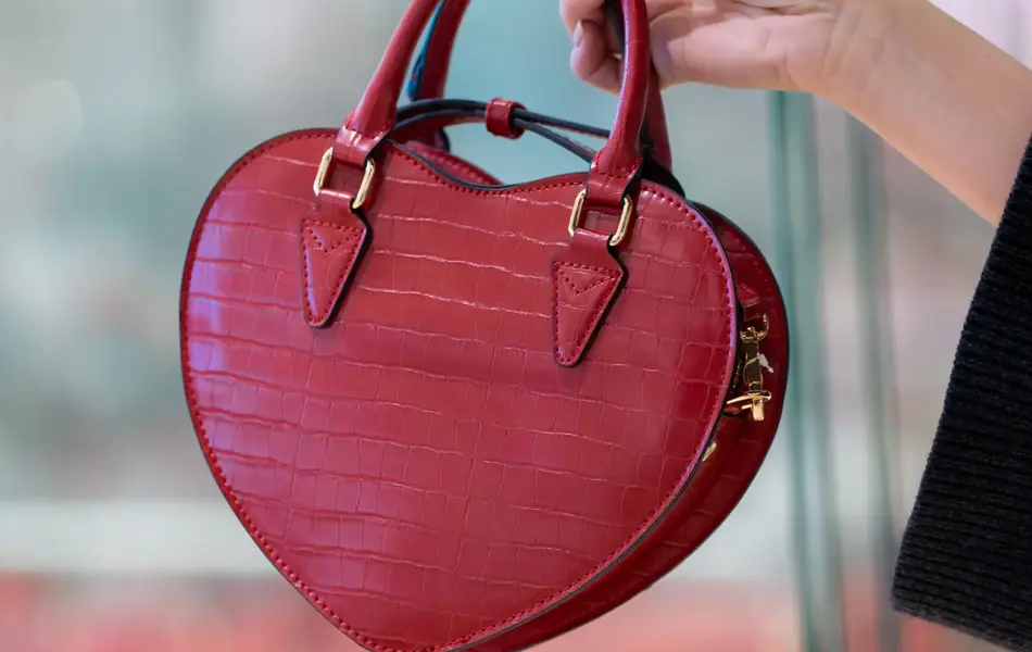 Hjerteformet rød håndveske