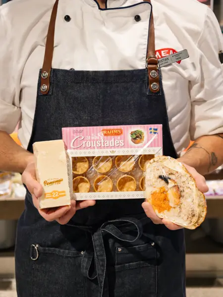 mann holder matvarer