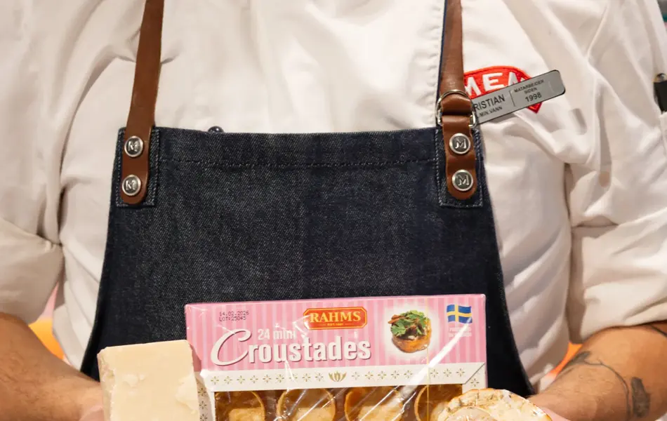 mann holder matvarer