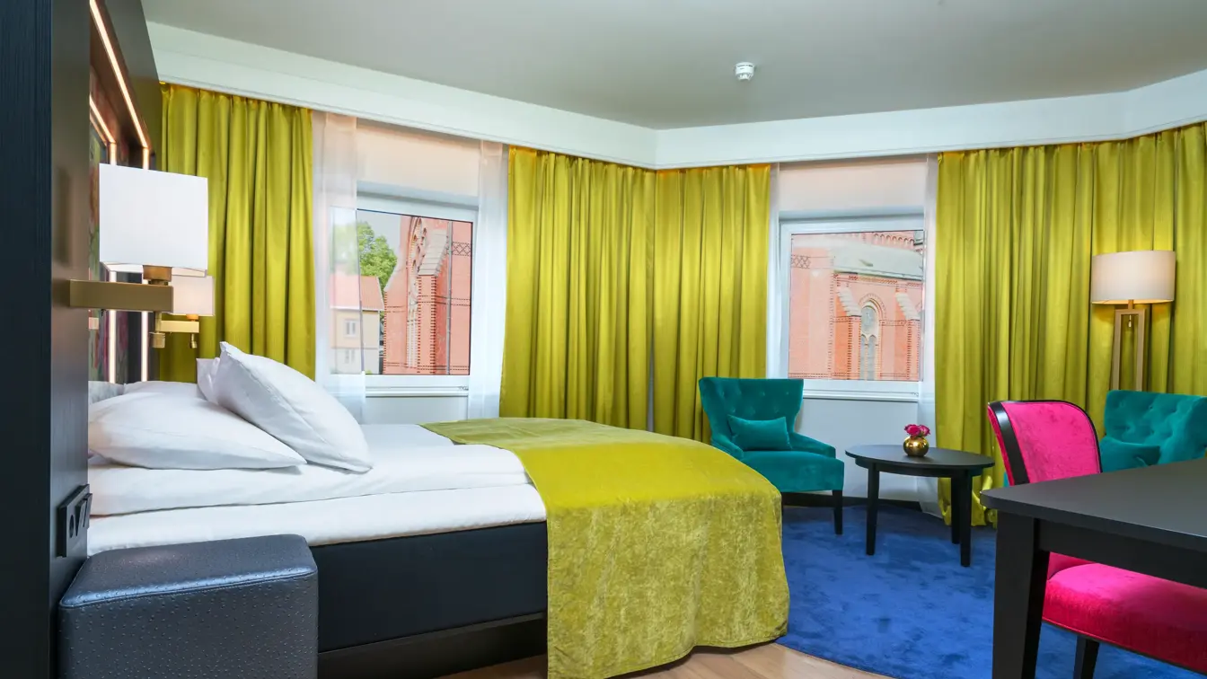 Dobbeltseng med god gulvplass og sitteplass på Thon Hotel Arendal i Arendal sentrum