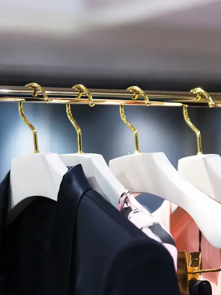 Klær henger fra kleshengere