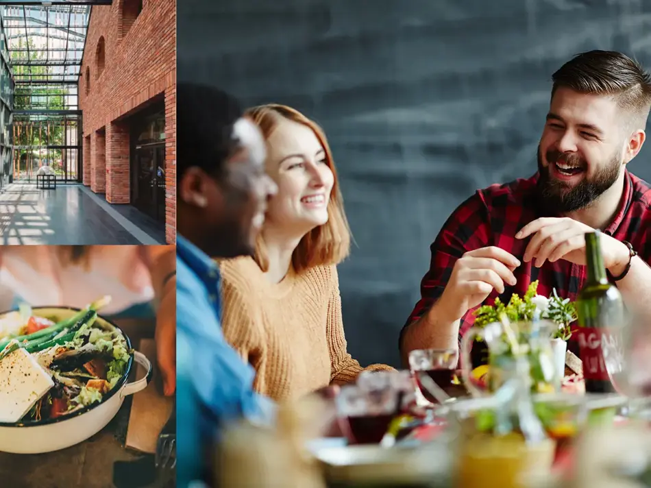 miljøbilder av blide folk som spiser på restaurant
