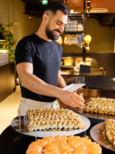 Mann som forsyner seg av sushi