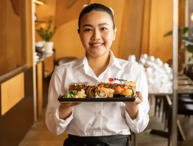 ansatt hos bambus sushi viser frem mat