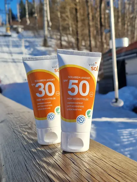 To solkremtuber på et gelender