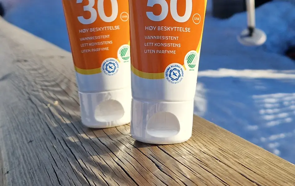 To solkremtuber på et gelender