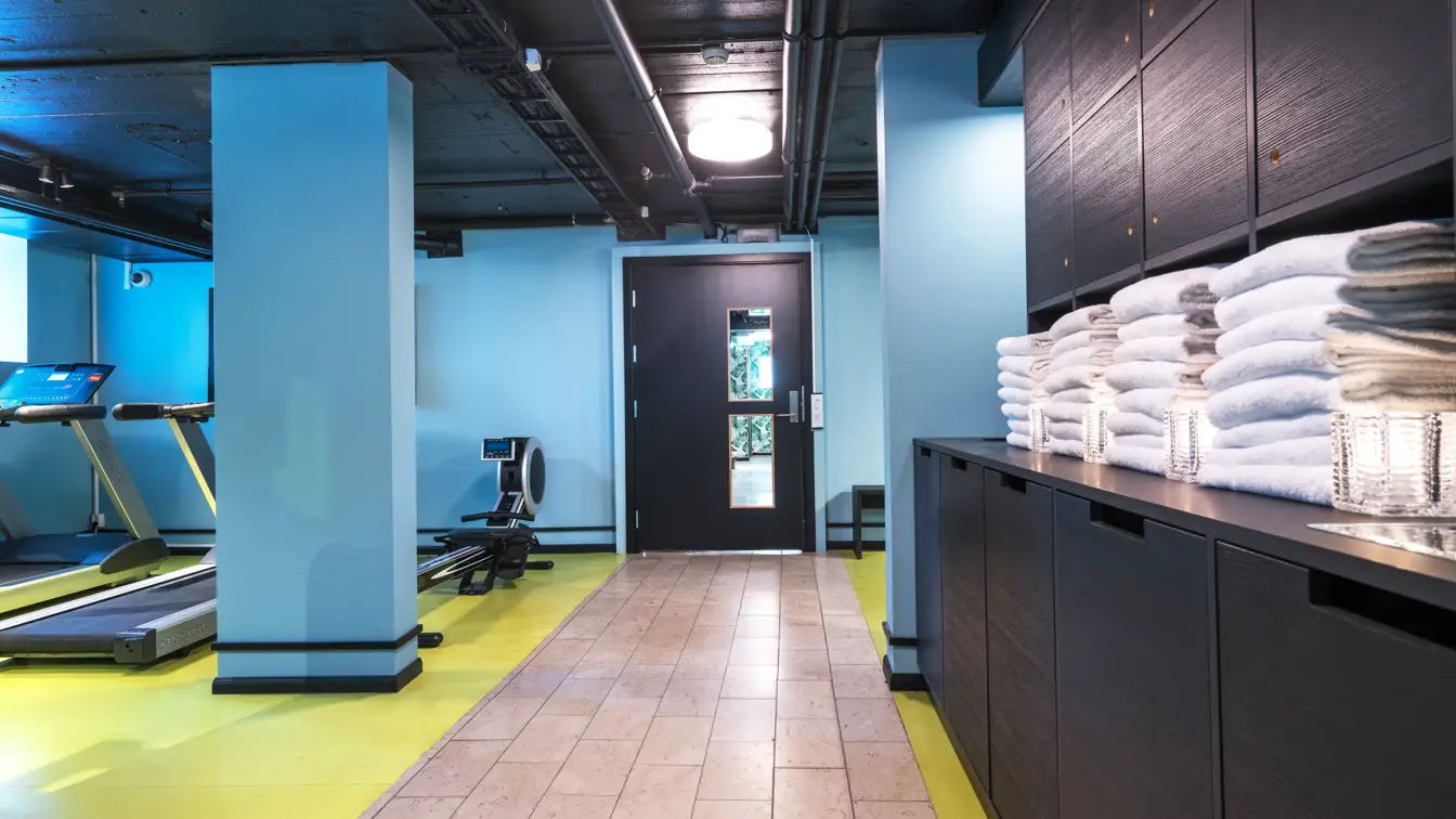 Hånkler og treningsmølle i treningsrom på Thon Hotel Linne