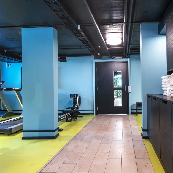 Hånkler og treningsmølle i treningsrom på Thon Hotel Linne