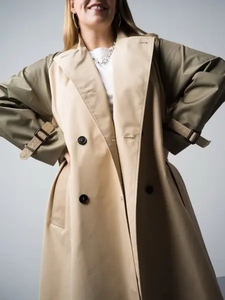 Elen i beige trenchkåpe