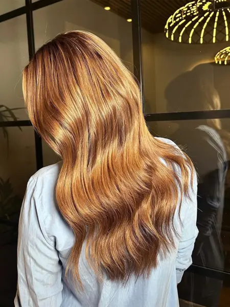 Person med bølgete hår