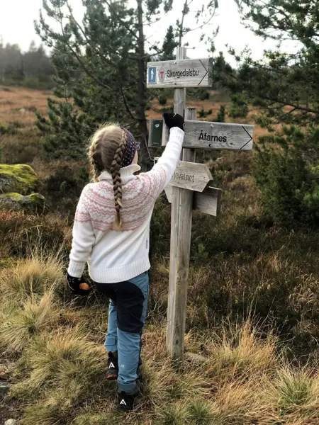 jente viser frem antrekk fra skogstad