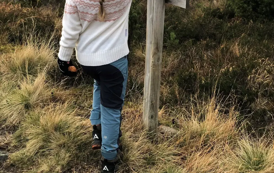 jente viser frem antrekk fra skogstad