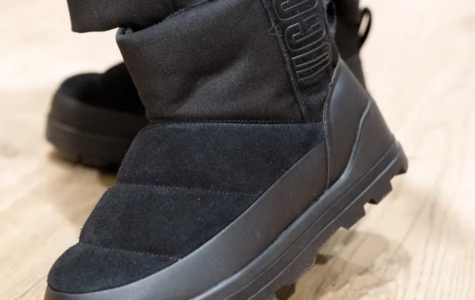 Nærbilde av ben med sorte Uggs