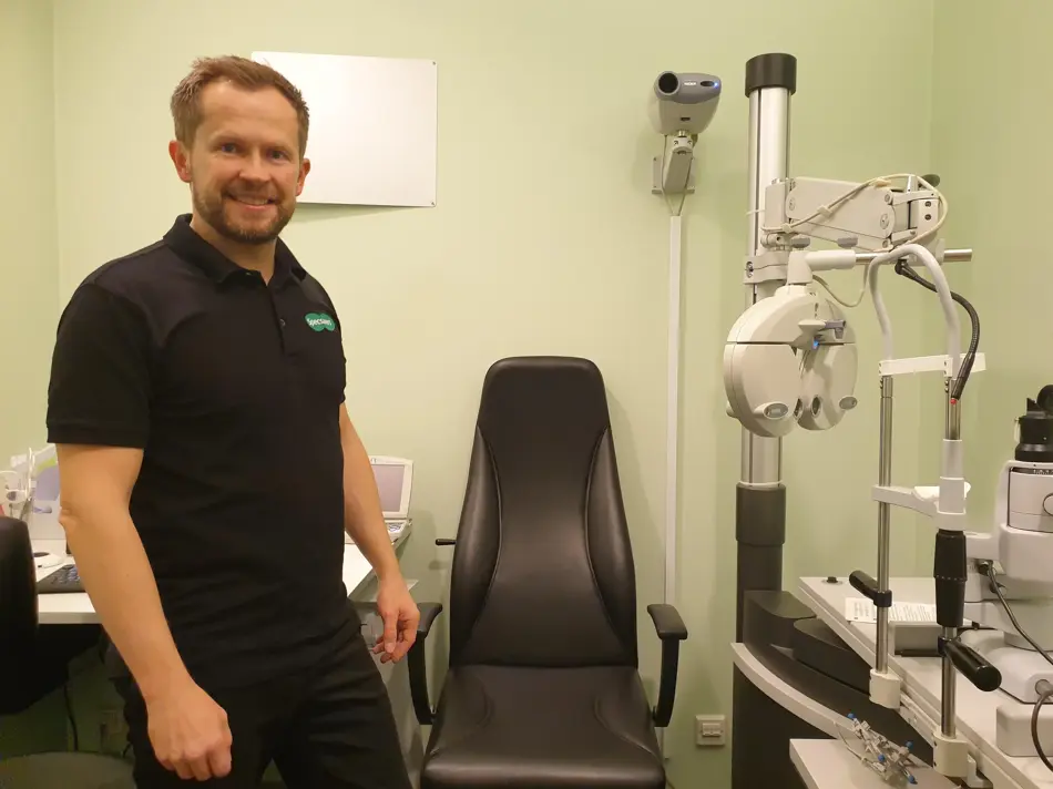 smilende optiker