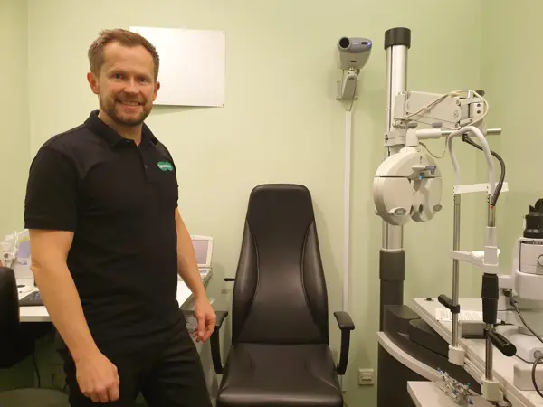 smilende optiker