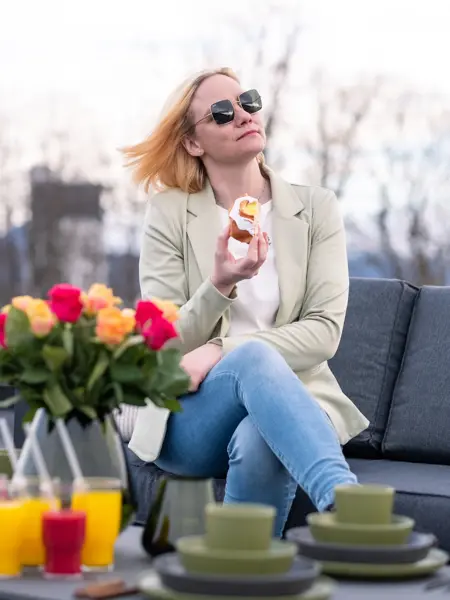 Kvinne som nyter en solskinnsbolle ute