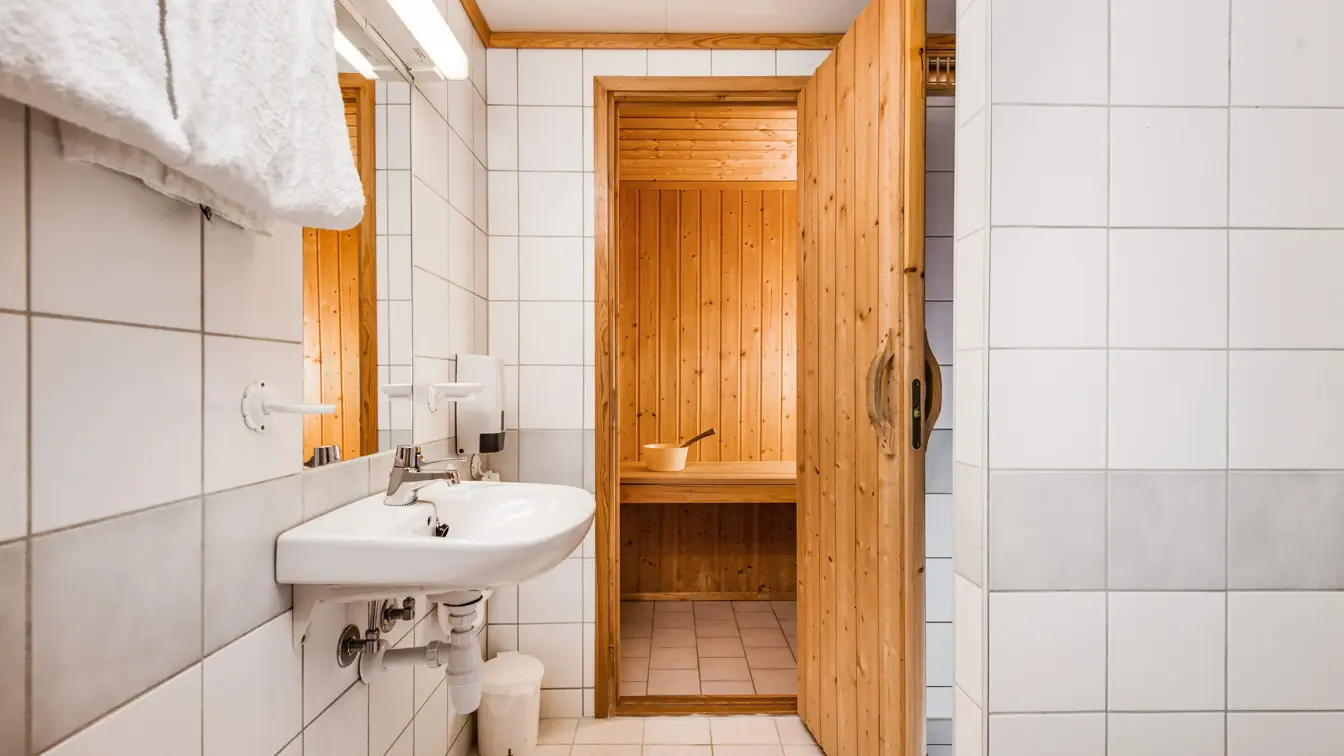 Bad med inngang til bastu i leilighet på hotell på Thon Hotel Skeikampen 