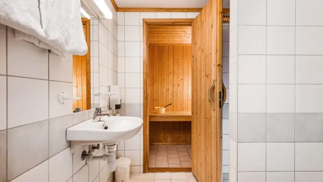 Bad med inngang til bastu i leilighet på hotell på Thon Hotel Skeikampen 