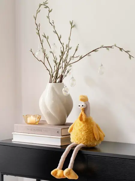 Hylle meg hvit vase med grener og glassegg til pynt, telysholder og en pyntehøne.