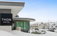 Fasadebilde av Thon Senter Ulsteinvik, med logo på vegg.