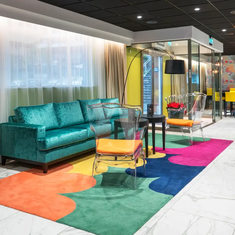 Lobby med sofa og stoler på Thon Hotel Tønsberg Brygge