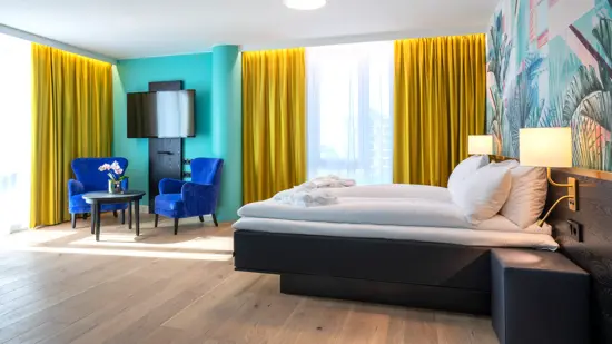 Stor seng, god gulvplass, smart-tv og to sitteplasser på rom på Thon Hotel Storo