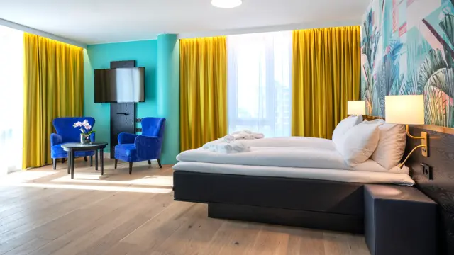 Stor seng, god gulvplass, smart-tv og to sitteplasser på rom på Thon Hotel Storo